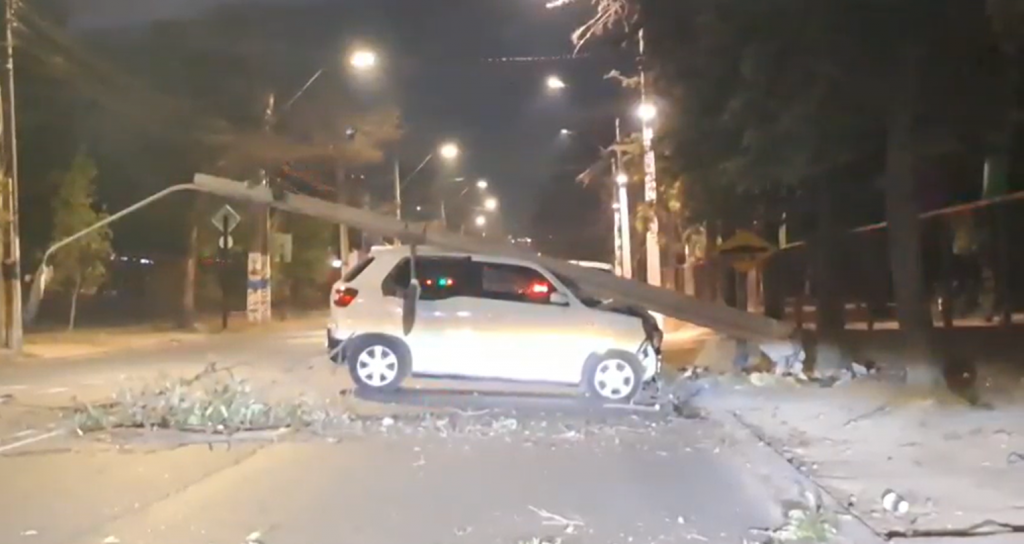 Caída de poste obliga a suspender el tránsito en Av. Quilín: corte durará toda la mañana