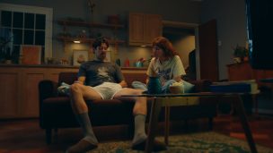 VIDEO | ¿Te tocas los testículos viendo fútbol? Campaña convierte ese gesto en una alerta de salud
