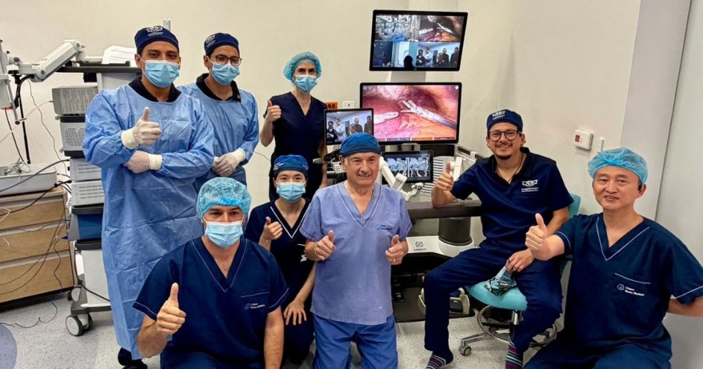 Récord mundial en medicina: cirugía robótica conectó Ecuador y China bajo liderazgo de experto radicado en Chile