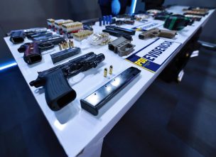Golpe al crimen organizado: PDI incauta 25 armas, drogas y $142 millones en efectivo