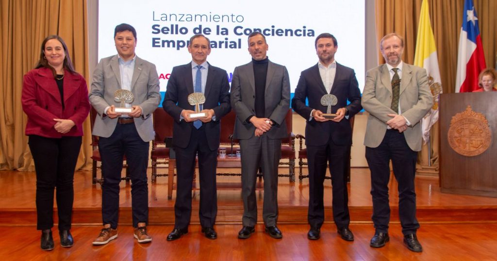 Lanzan primer sello con respaldo metodológico UC para medir la conciencia empresarial en Chile