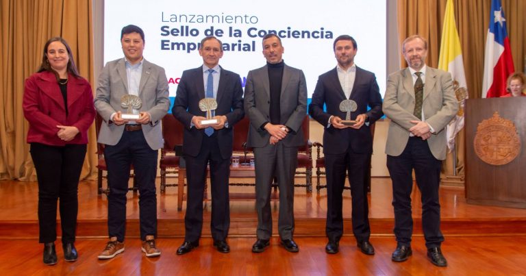 Lanzan primer sello con respaldo metodológico UC para medir la conciencia empresarial en Chile
