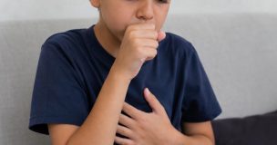 Tos prolongada en niños: Causas y cuándo se considera necesario consultar a un especialista