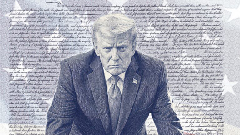 Donald Trump presenta pasaporte conmemorativo de Estados Unidos con su imagen