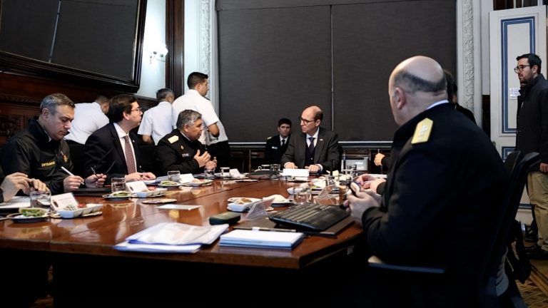 Ministro de Seguridad y Armada refuerzan coordinación contra el crimen organizado y narcotráfico