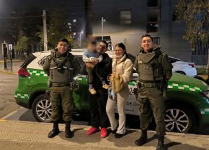 Carabineros salva a niño de 1 año tras grave atragantamiento en Plaza Baquedano