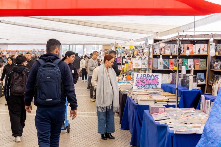 Feria del Libro de Estación Central finaliza este domingo con actividades literarias y artísticas