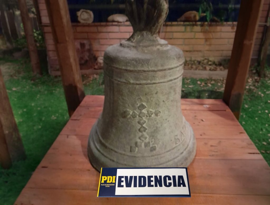 PDI recupera campana colonial peruana de más de 300 años y detiene a un implicado
