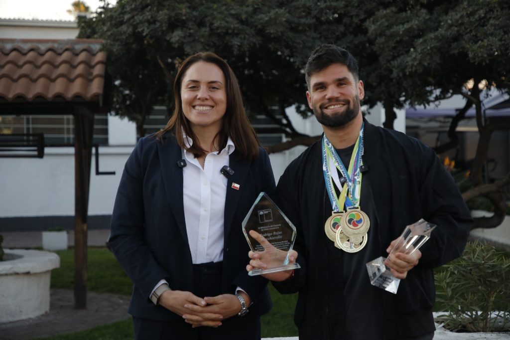 Ministra Duco reconoce a Rodrigo Rojas: es número uno del ranking mundial de karate