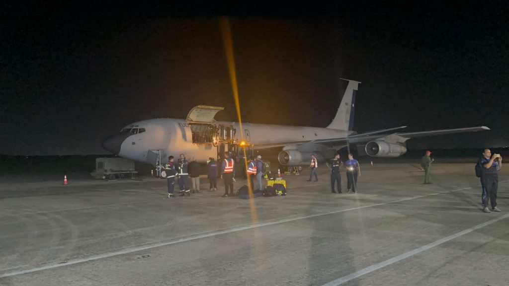 FACH despliega avión KC-135 y traslada 30 bomberos a Venezuela para apoyar labores de búsqueda y rescate