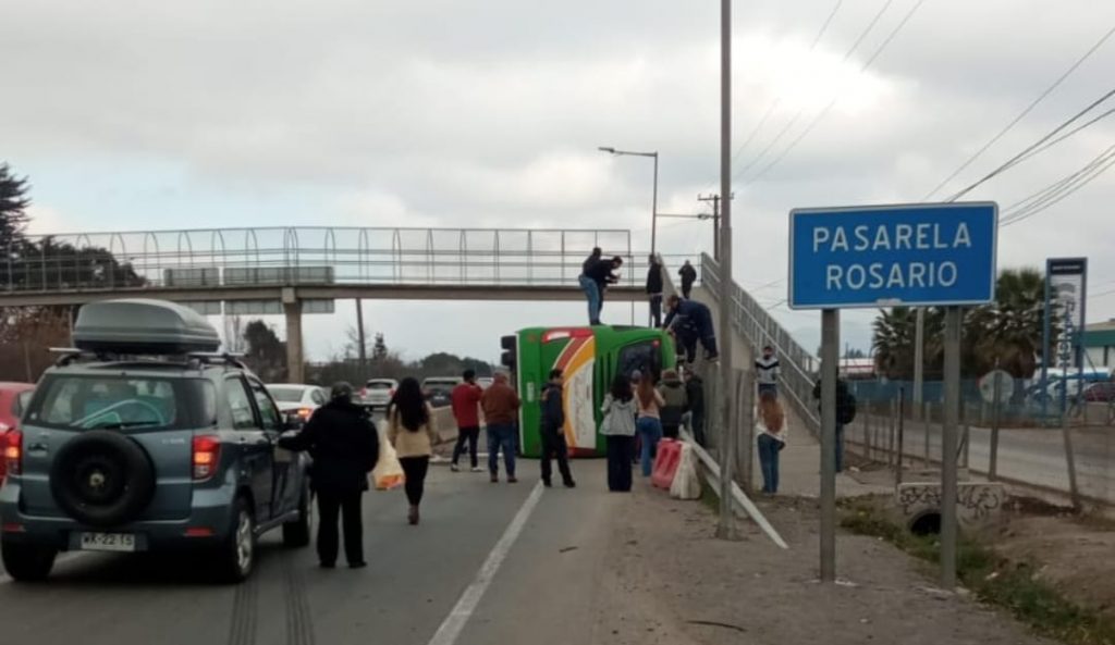 Volcamiento de bus en la Ruta 5 Sur deja al menos ocho lesionados en Rengo
