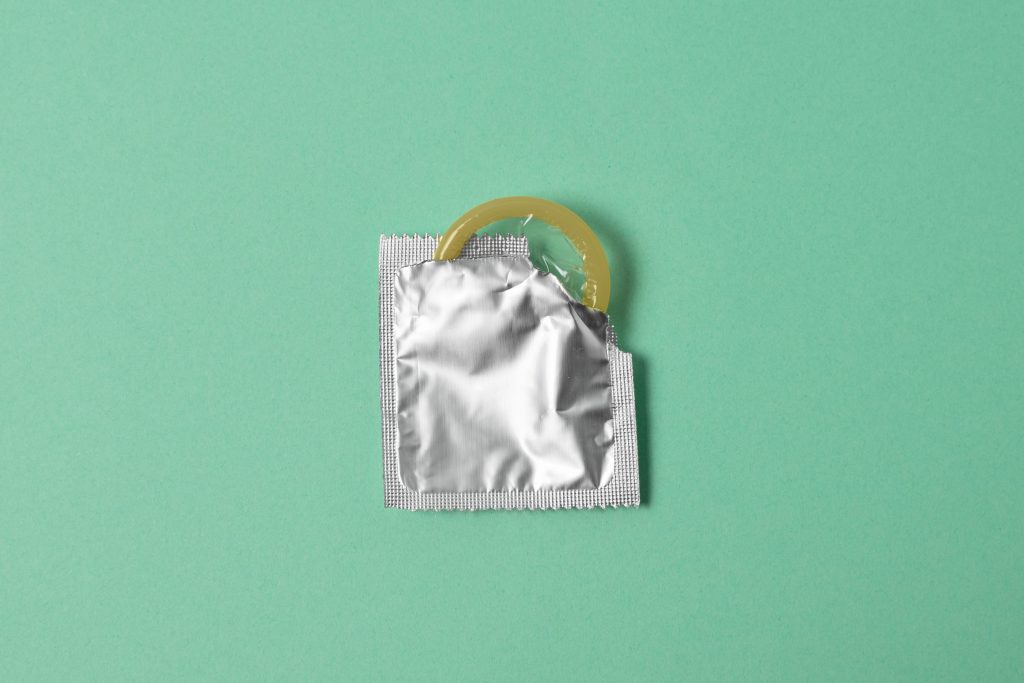 SERNAC e ISP alertan por venta de condones sin registro sanitario vigente: revísalos acá