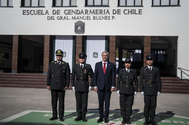 Presidente Kast lidera egreso de 128 nuevos gendarmes y destaca su rol en la seguridad