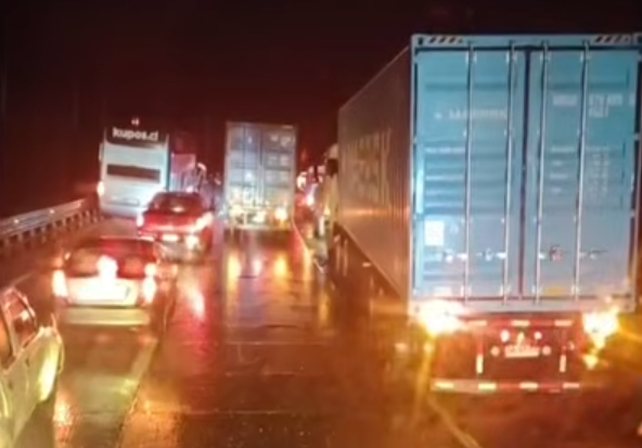 Emergencia vial en la Ruta 78: bus y furgón chocan bajo la lluvia