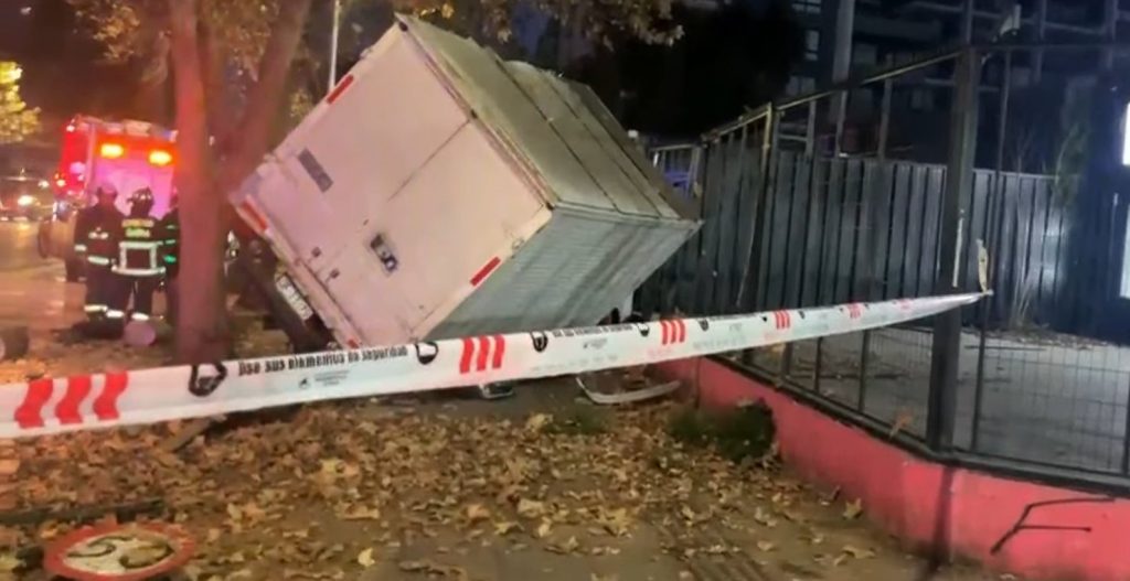 Grave accidente en Macul: camión termina incrustado en un local comercial