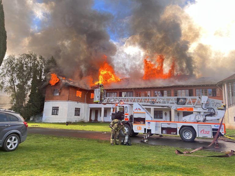 Bomberos combate incendio en un regimiento del Ejército en Osorno