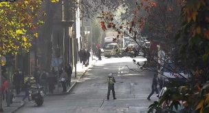 Manifestación frente al Liceo 1 obliga a desvíos de tránsito en pleno centro de Santiago