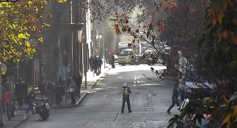 Manifestación frente al Liceo 1 obliga a desvíos de tránsito en pleno centro de Santiago