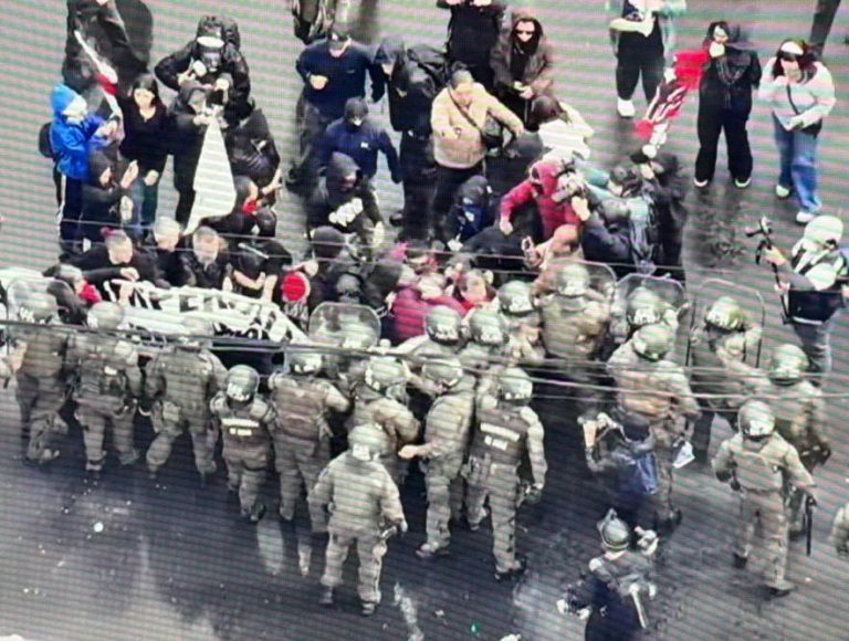 Cuenta Pública 2026: Manifestantes se enfrentan a Carabineros a pocos metros del Congreso Nacional