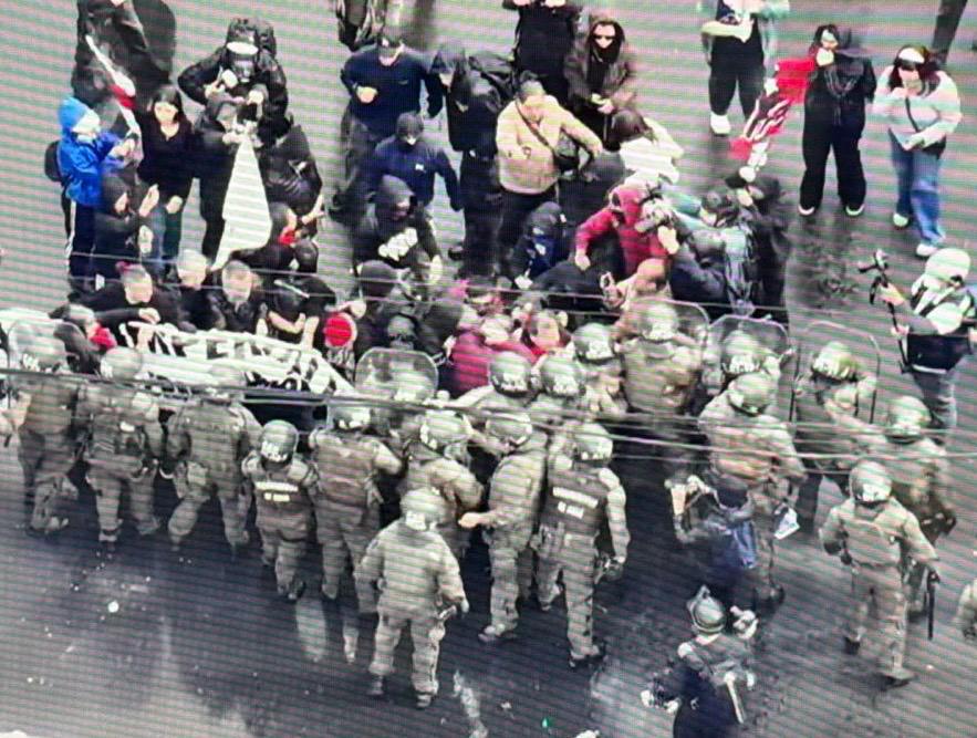 Cuenta Pública 2026: Manifestantes se enfrentan a Carabineros a pocos metros del Congreso Nacional