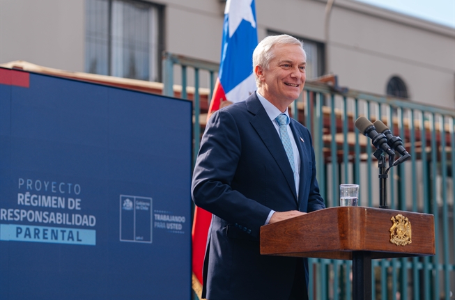 Presidente Kast firma proyecto de ley que fortalece la responsabilidad parental