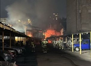 Bomberos combate incendio en bodega ubicada en el centro de Santiago