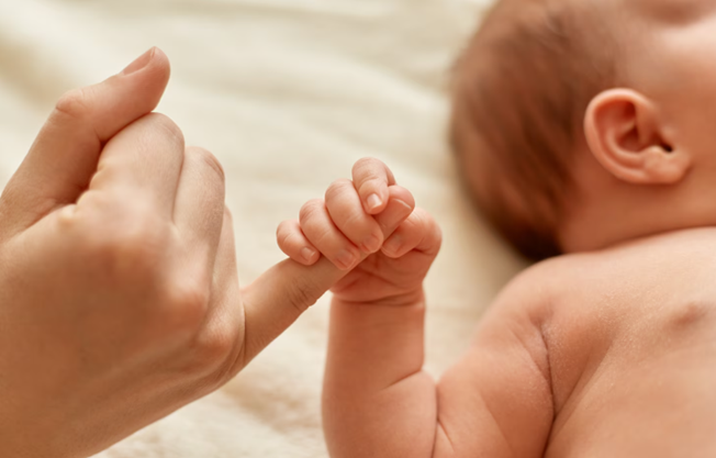 Solo 0,99 hijos por mujer: el plan del Gobierno para frenar la baja natalidad