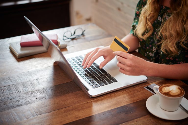 Hasta 90% de descuento: gigante del comercio online destapa sus mejores ofertas para el CyberDay