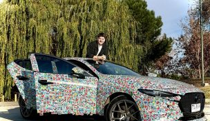 Ex Yingo cubrió su auto con más de 10 mil láminas del Mundial y sorprendió a fanáticos