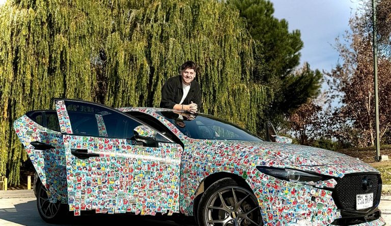 Ex Yingo cubrió su auto con más de 10 mil láminas del Mundial y sorprendió a fanáticos