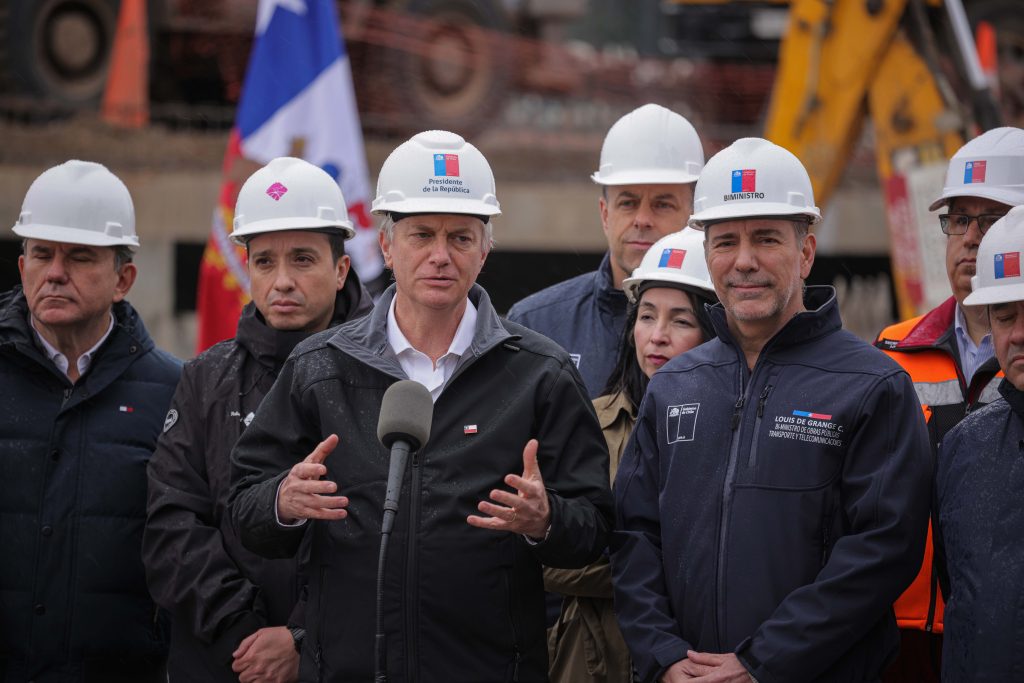 Presidente Kast supervisó obras preventivas en Pudahuel para enfrentar el sistema frontal