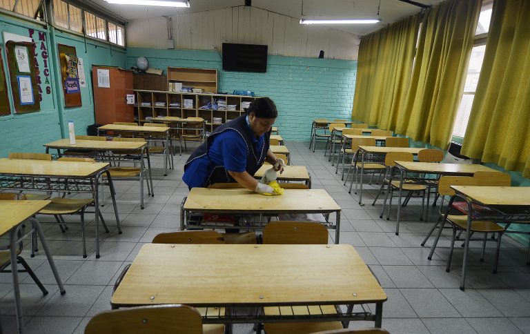 Mineduc confirma suspensión de clases para este lunes en tres regiones: revisa las comunas afectadas