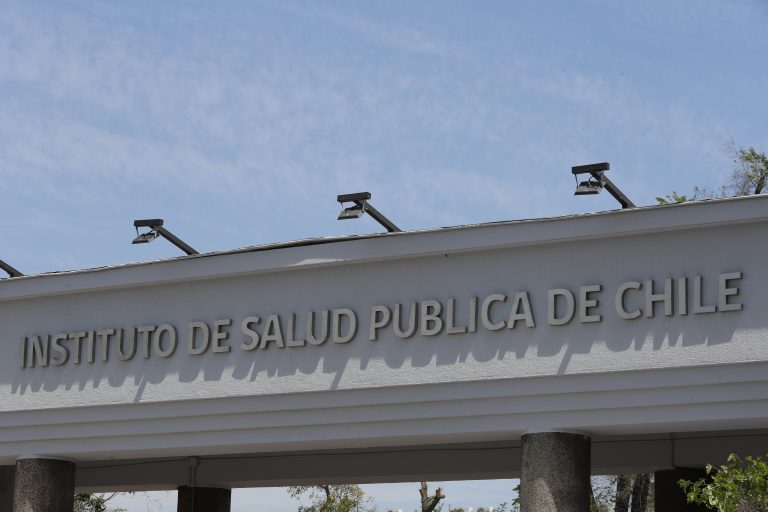 ISP alerta por peligrosa práctica viral: mezclar alcohol con antigripales puede causar grave daño
