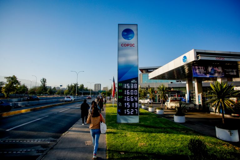 ¿Vas a cargar bencina hoy? Revisa si tu comuna tiene $100 de descuento por litro