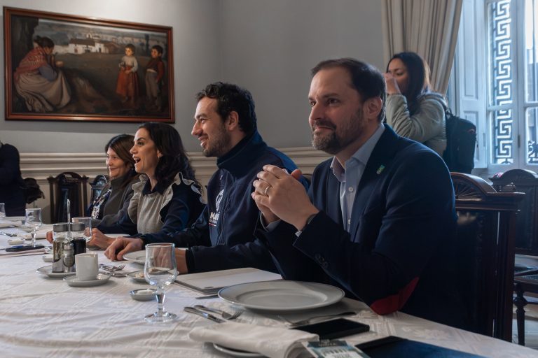 Alcaldes y Senado impulsan exención focalizada de contribuciones para adultos mayores