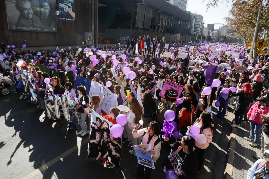 ARMY Chile marcha en Santiago rumbo a La Moneda y exige “BTS al Nacional”
