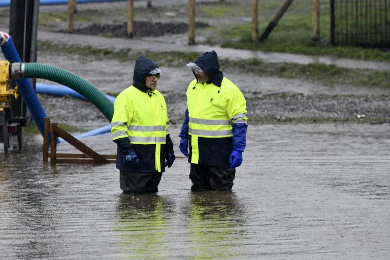 Senapred reporta anegamientos, deslizamientos y cortes de tránsito por fuertes lluvias en el sur