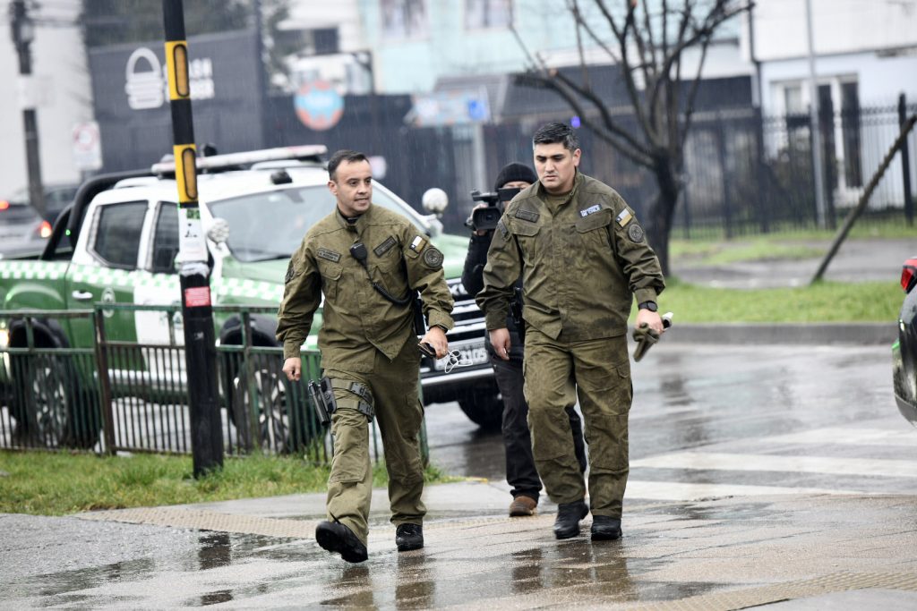 General Araya visita a carabineros heridos en Valdivia: uno permanece en riesgo vital tras operación