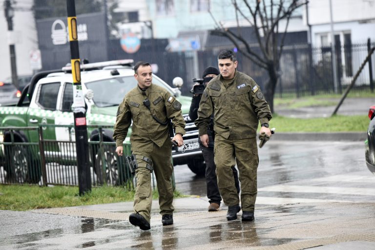 General Araya visita a carabineros heridos en Valdivia: uno permanece en riesgo vital tras operación