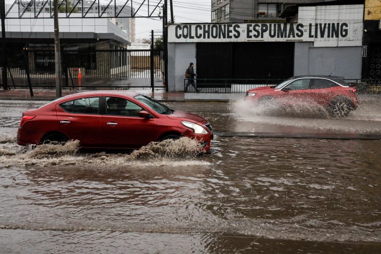 Sistema frontal en la RM provoca calles anegadas, desvíos y semáforos apagados: Revisa los sectores afectados