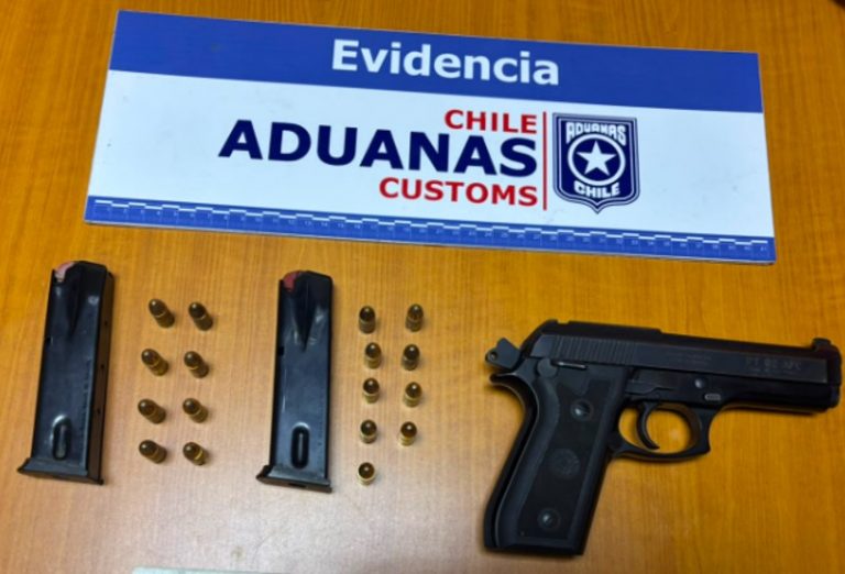 La Araucanía: Aduana frustra ingreso ilegal de 122 cartones de cigarrillos, 20 kilos de tabaco y un arma