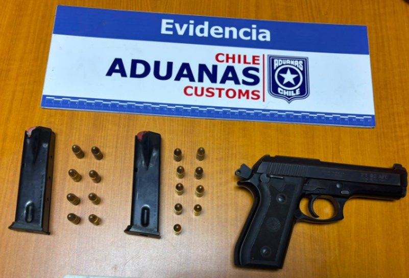La Araucanía: Aduana frustra ingreso ilegal de 122 cartones de cigarrillos, 20 kilos de tabaco y un arma