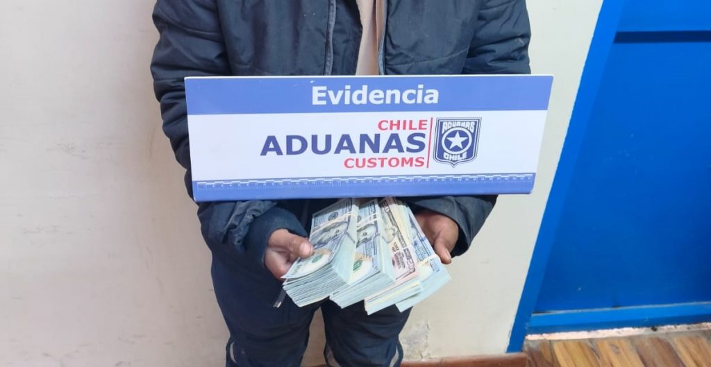 Aduanas incauta más de US$36 mil ocultos en bus que ingresaba por paso fronterizo de Ollagüe