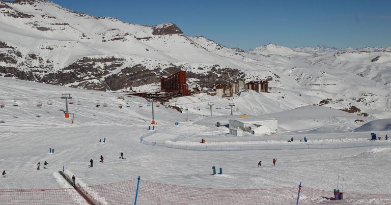 Rescatan a turista estadounidense que quedó atrapado mientras esquiaba en Valle Nevado