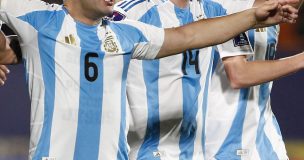 La bandera que mostró Argentina tras vencer a Inglaterra: “Las Malvinas son argentinas”