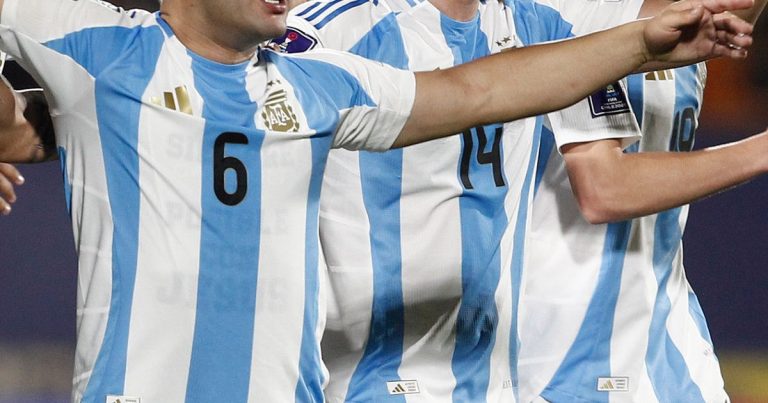 La bandera que mostró Argentina tras vencer a Inglaterra: “Las Malvinas son argentinas”