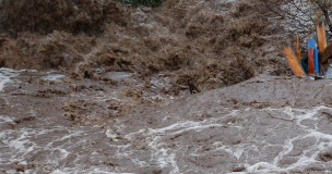 Senapred solicita evacuar el sector Otaegui, en Valparaíso, por desborde del estero El Sauce