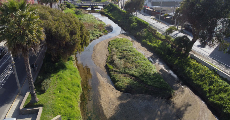 Senapred llama a evitar la ribera del estero de Reñaca por alerta de crecida