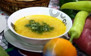¿La sopa de pollo ayuda durante un resfrío? Especialista explica sus verdaderos beneficios