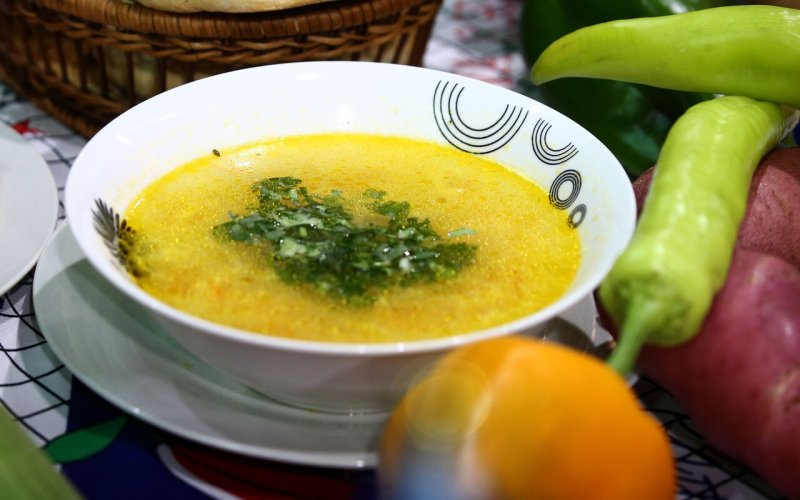 ¿La sopa de pollo ayuda durante un resfrío? Especialista explica sus verdaderos beneficios